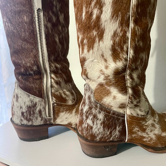 Stylish Cowhide Boots - Auburn and White - Picture 5 of 7